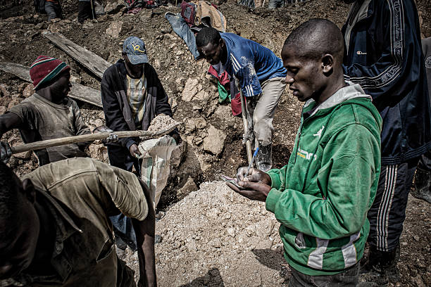 Democratic Republic of Congo, Region of North Kivu: counting of sacks full of raw minerals. Every phase of extraction, washing and transport is controlled by the Nyatura guerrillas.